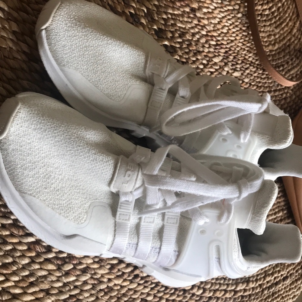White adidas tennis shoes almost brand new